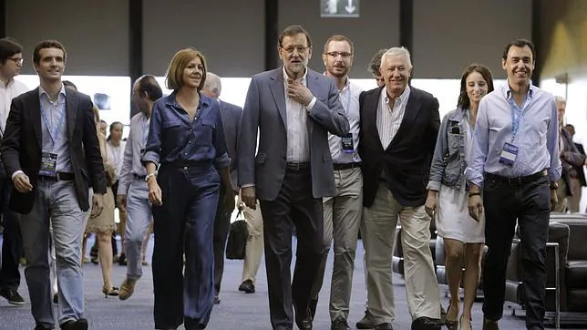 Mariano Rajoy junto a su equipo