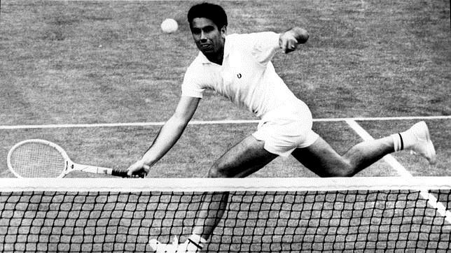 Manolo Santana, durante un partido