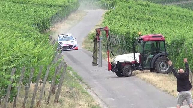 Thierry Neuville salva un accidente con un tractor