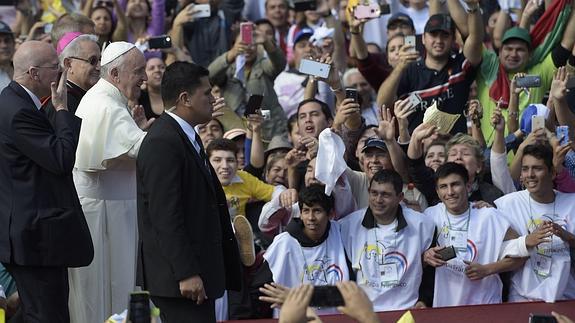 Multitudinario recibimiento al Papa en el corazón del catolicismo de Paraguay