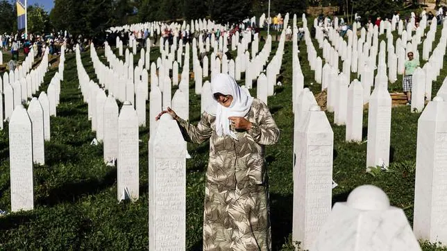 Una mujer llora junto al Memorial creado en Srebrenica