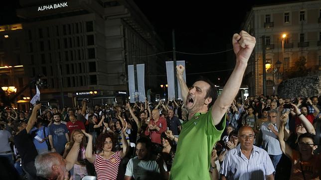 El euro cae tras el triunfo del «no» en el referéndum de Grecia