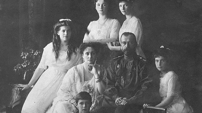 La familia imperial rusa con el zar Nicolás II en el centro