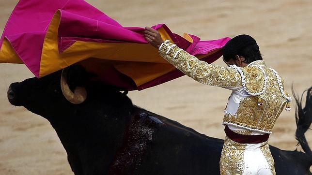 Directo: Eugenio de Mora corta una oreja al primer toro en Pamplona