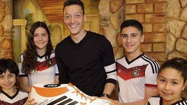 Ozil no se olvida de Brasil