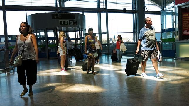 El aeropuerto de Alicante-Elche supera el millón de pasajeros en el mejor junio de su historia