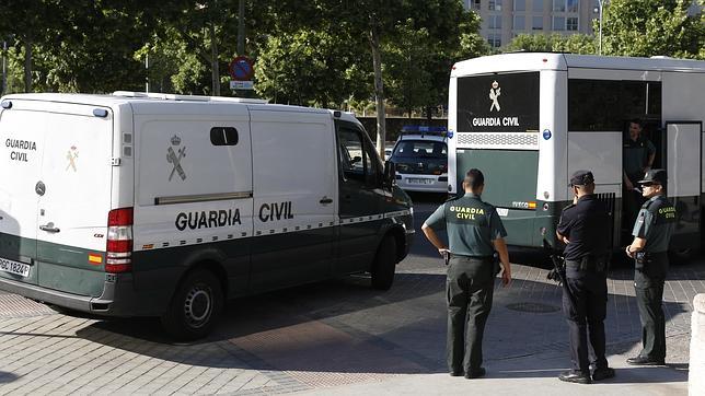 Investigan si los coches de la Guardia Civil se reparan correctamente