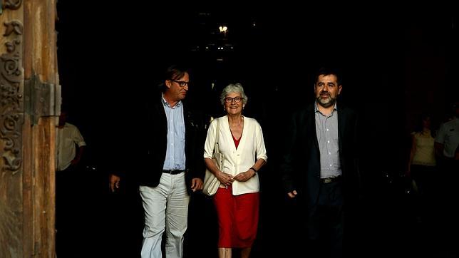 Jordi Sánchez (ANC) Muriel Casals (Òmnium) y Vila d'Abadal (AMI), a su salida del Palau de la Generalitat