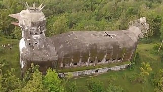 La misteriosa iglesia abandonada con forma de gallina fabricada por orden de Dios