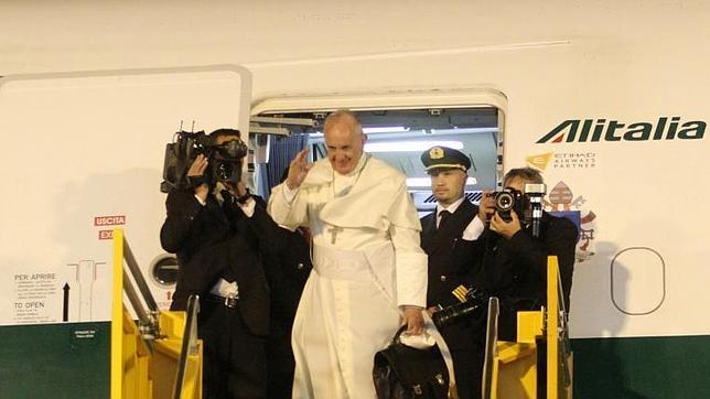 El Papa, bajando del avión, en su visita a Paraguay