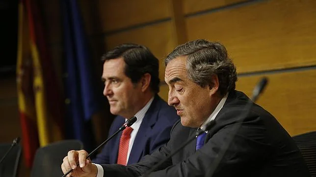 El presidente de la CEOE, Juan Rosell (i), y el de Cepyme, Antonio Garamendi en una rueda de prensa