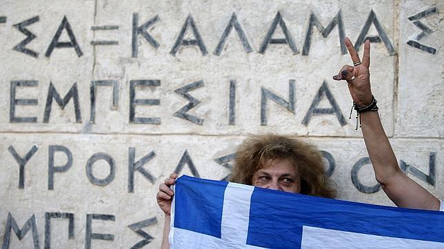 Manifestantes contrarios al acuerdo junto a la Tumba del Soldado Desconocido en Atenas