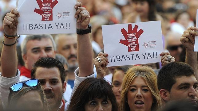 «¡¡Basta ya!!», dicen los manifestantes en la concentración contra una agresión sexual en San Fermín