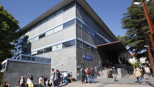 Entrada a la Biblioteca Concepción Arenal, en el campus sur de la Universidad de Santiago