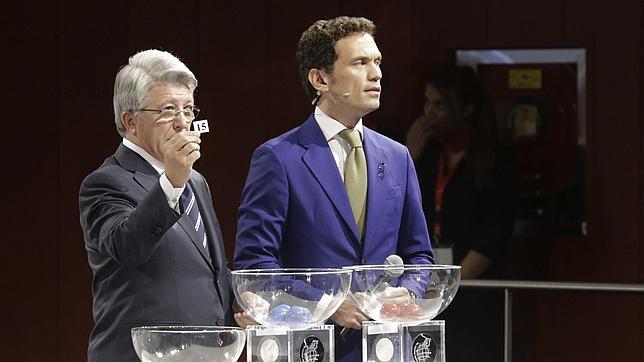 El presidente del Atlético de Madrid, Enrique Cerezo, inició el sorteo del calendario