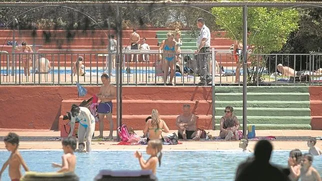 Un guardia de seguridad, el miércoles pasado, en la piscina municipal de Moratalaz, una de las más conflictivas