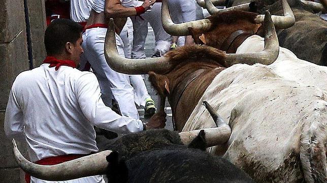 Los Miura cierran como el rayo los encierros de San Fermín 2015