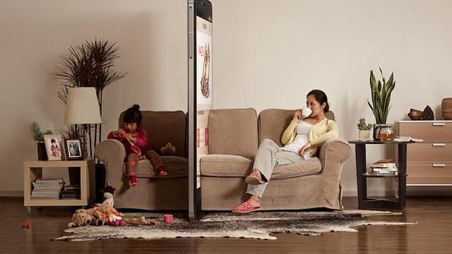 Imagen de la campaña con una estampa de una madre con su hija en el sofá
