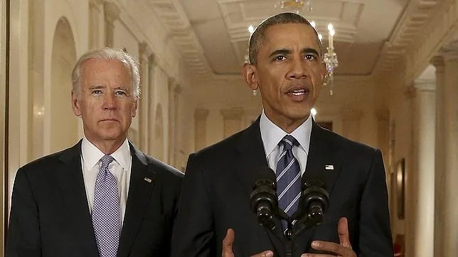El presidente Obama, flanqueado por su vicepresidente Biden, hace la declaración en la Casa Blanca