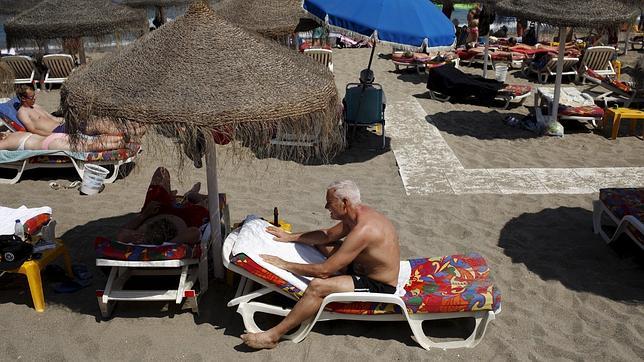 Turistas disfrutan del sol en la malagueña playa de Fuengirola