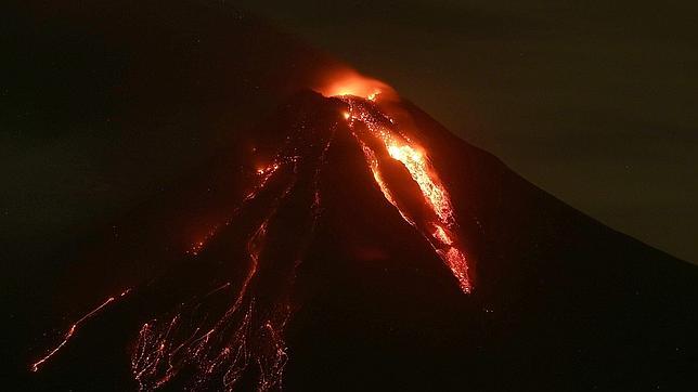 Desalojadas 670 personas por erupción Volcán de Colima, que sigue estable