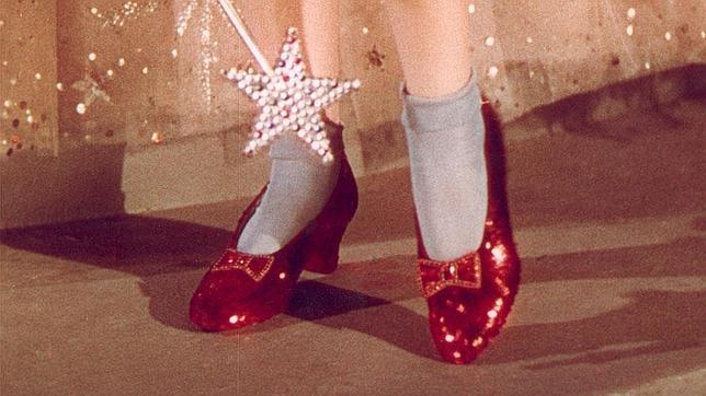 Un millón de dólares para quien encuentre los zapatos que Dorothy llevaba en «El Mago de Oz»