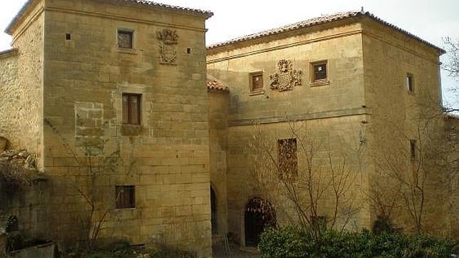 Casas de Cortiguera. En los escudos figura la fecha de construcción del edificio: 1701