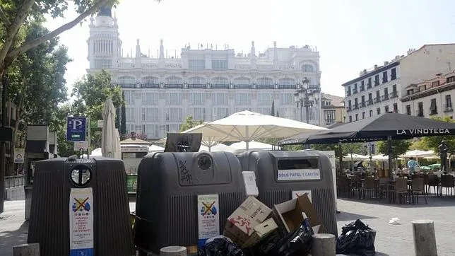 Unos contenedores de basura en la Plaza de Santa Ana de Madrid