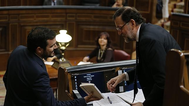 Garzón regala a Rajoy un libro de Keynes sobre el Tratado de Versalles