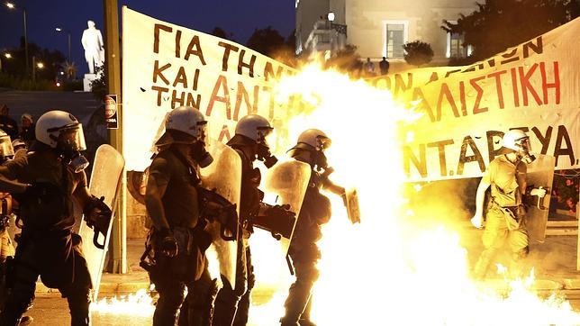 Manifestantes antisistema se enfrentan a la Policía frente al Parlamento de Atenas