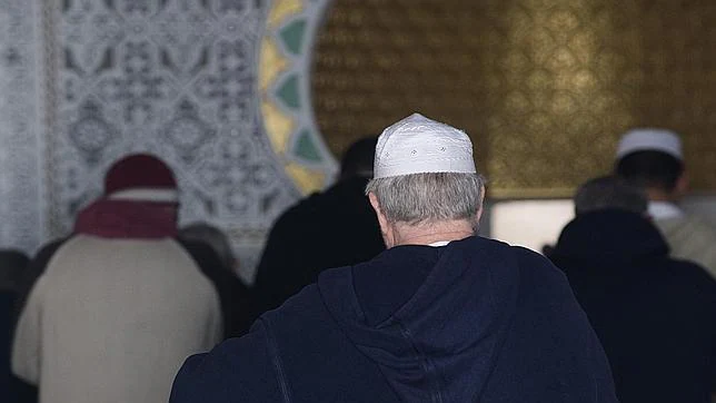 Hombre entrando a una mezquita