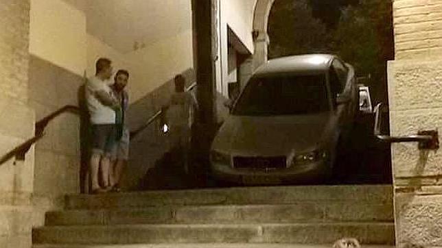 Un coche se precipita por las escaleras del Arco de la Sangre por un despiste del conductor