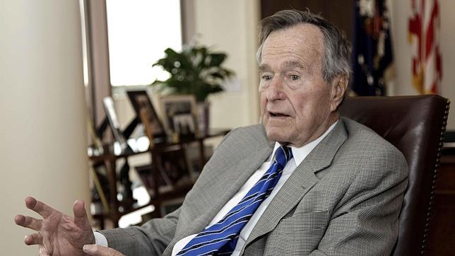 El expresidente George H.W. Bush, hospitalizado tras romperse una vértebra del cuello