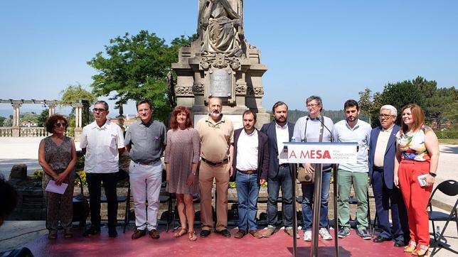 Foto de familia de los asistentes al acto de la mesa