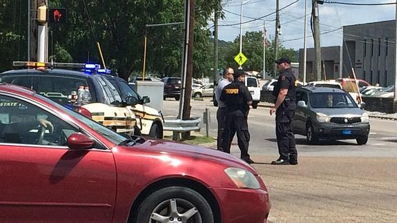Cinco muertos, entre ellos el atacante, en un tiroteo en dos centros militares de EE UU