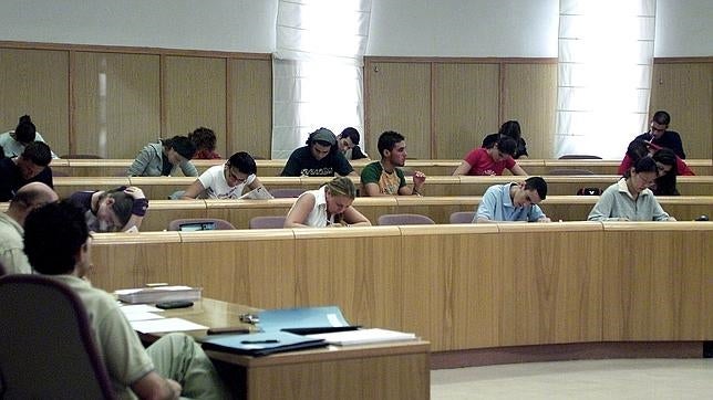 Los alumnos de nuevo ingreso en las universidades conocen hoy la adjudicación de plazas y notas de corte