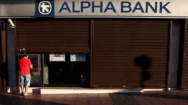 Colas ante un cajero de Alpha Bank en Atenas