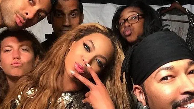 Selfie de Beyoncé con su equipo. A la izquierda de la cantante se encuentra Sam