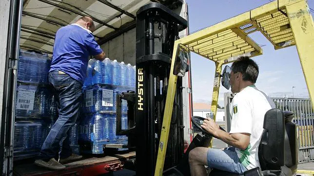 El primer camión llegaba a las 17:00 de este viernes a Ferrol para comenzar a repartir agua