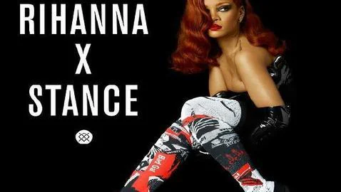 Rihanna posa con los calcetines que ella misma ha diseñado
