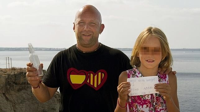 Padre e hija muestran la botella con mensaje que fue arrojada al mar en Irlanda del Norte hace 13 años