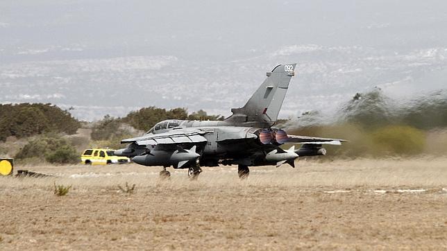 Pilotos británicos podrían estar bombardeando a EI en Siria sin permiso