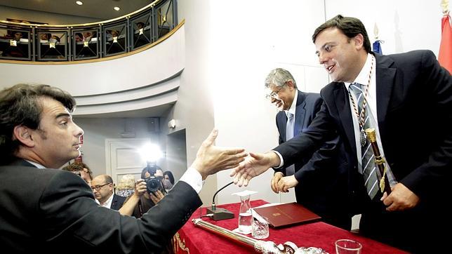 El nuevo presidente coruñés, Valentín González, recibe la felicitación de su predecesor, Diego Calvo