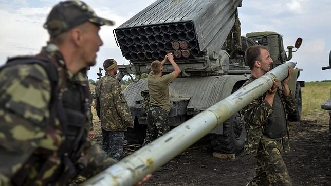 Soldados ucranianos cargando un lanzador de cohetes cerca de Shchastia