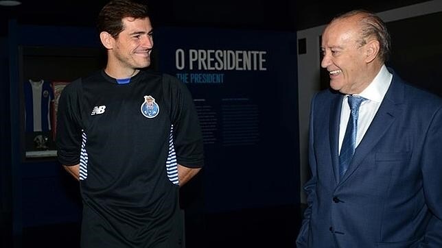 Casillas, con la equipación del Oporto en su presentación