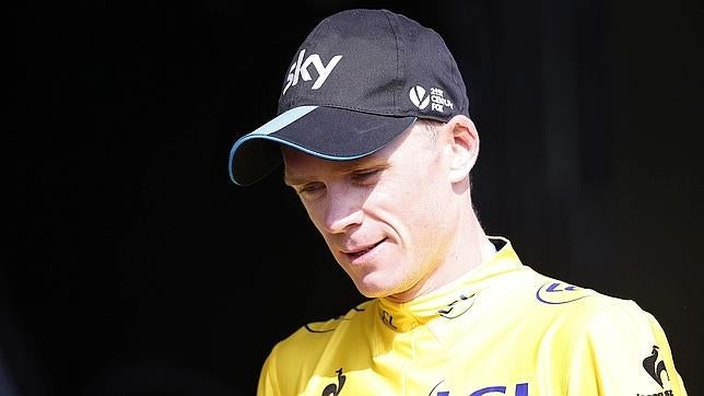 Lanzan una bolsa de orina a Froome