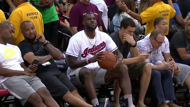 La espectacular canasta de LeBron James sentado en una silla