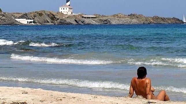 Una mujer practica nudismo en España