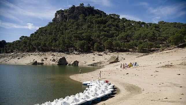 Varias personas disfrutan de los cientos de kilómetros del pantano