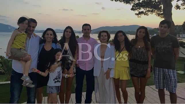 Los hijos de Vargas Llosa se van de vacaciones con su madre Patricia